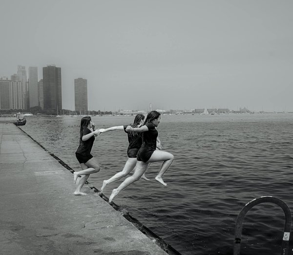 Interaction Dynamique : Les Mouvements Sociaux et l'Effet Amplificateur des Médias