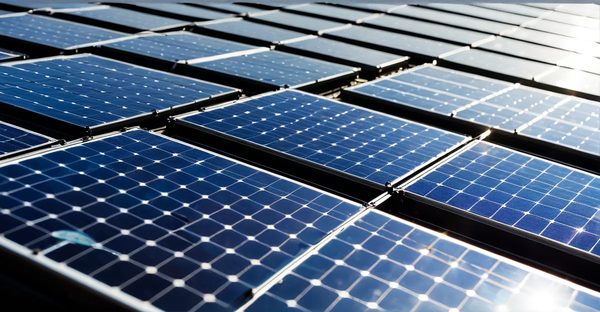 Panneau solaire photovoltaïque : une solution pour réduire vos coûts et votre empreinte écologique